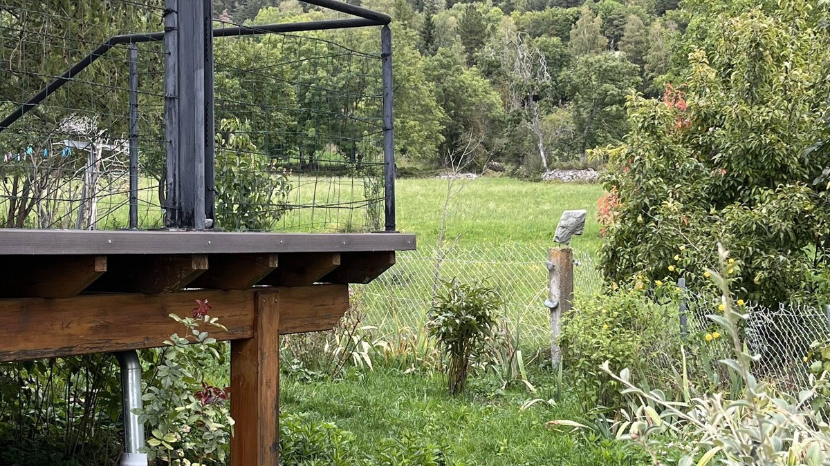 Seyne House | Quiet house for rent with garden and garage