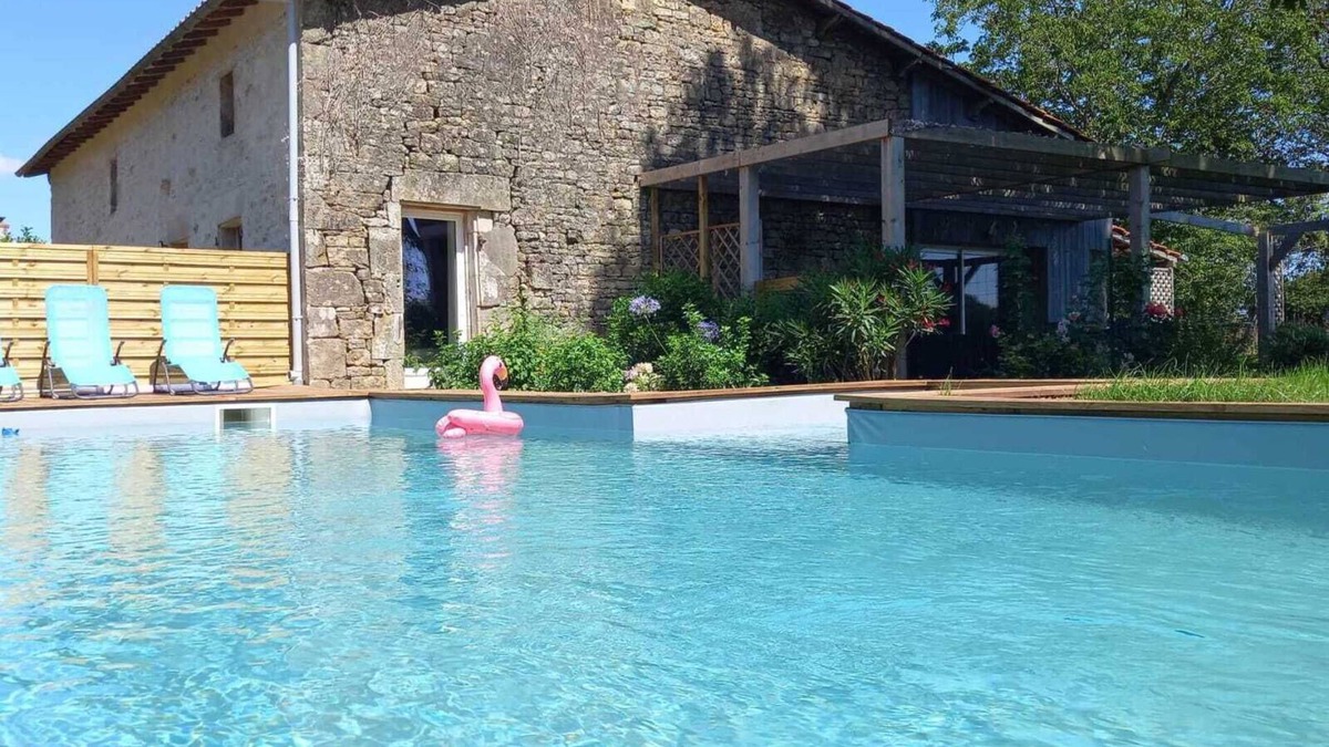 Exoudun Villa | Quiet house with swimming pool, 1 hour from La Rochelle, Futuroscope, Puy du Fou