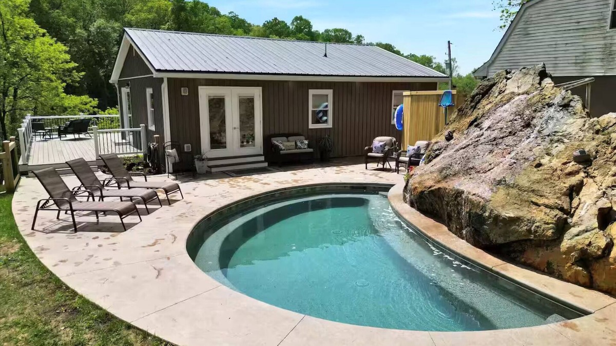 Cardiff House | Quiet house heated pool & waterfall open all yearnn