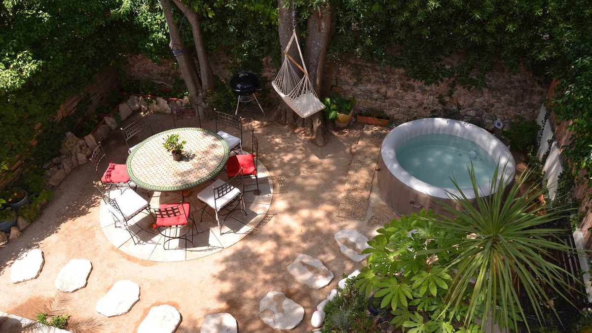 Aiguelongue House | quiet house with shaded garden and jacuzzi