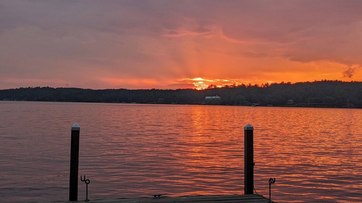 Rockford House | Quiet house with sunset view on Lake Mitchell