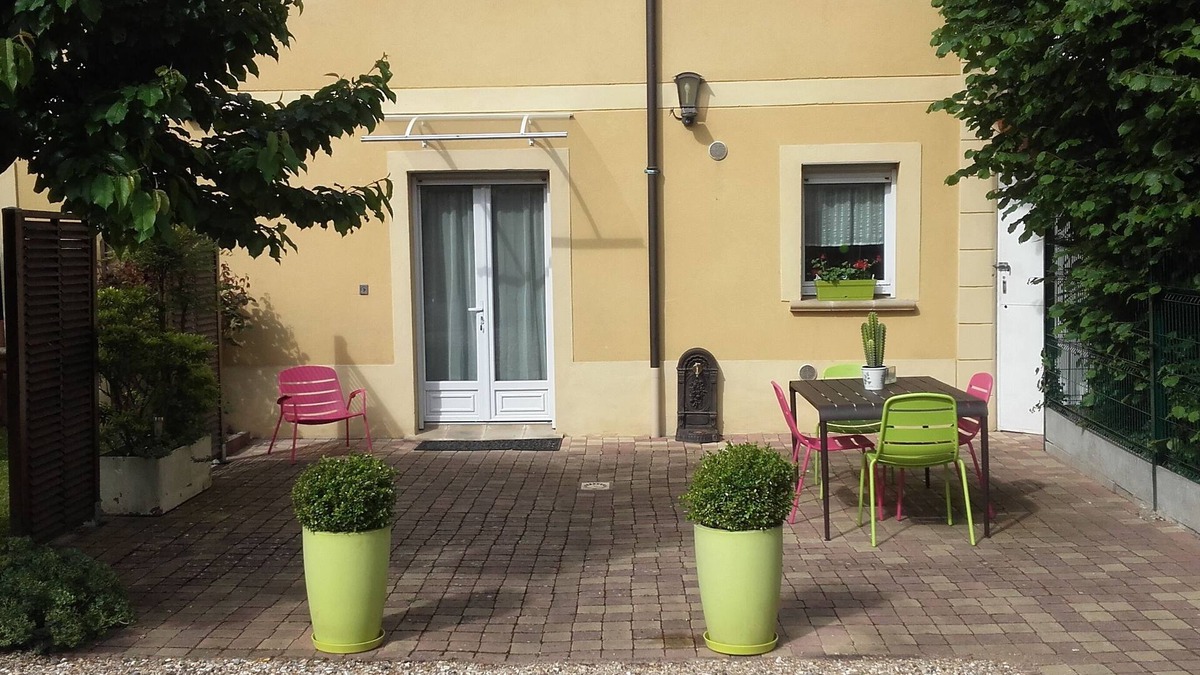 Houilles House | quiet house with terrace and private parking. short stays of 3 days accepted