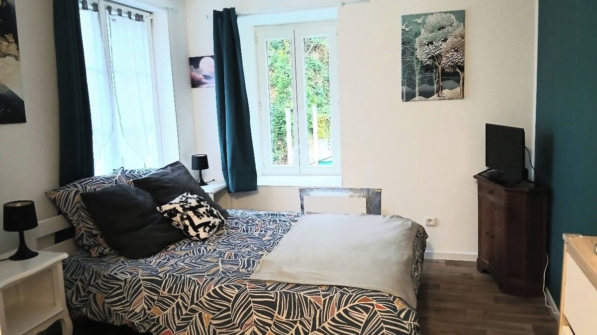 Saint-Nectaire Bed & Breakfast | Quiet, independent double room facing the forest