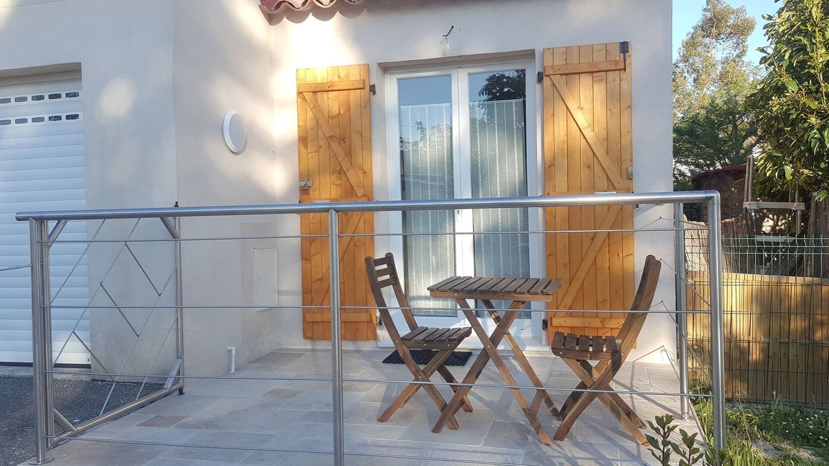 Velaux Bed & Breakfast | Quiet independent room private parking terrace