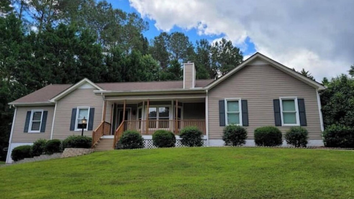 Newnan House | Quiet Lake Community with enclosed Lanai/sleeps 6