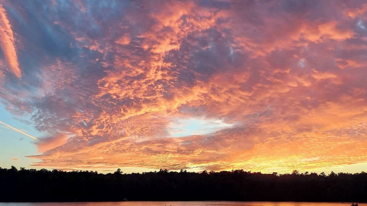 Twin Lake Cottage | Quiet lake house on private all-sports Clear Lake, perfect for families.