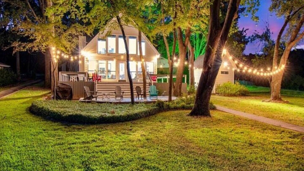 Leisure Land House | Quiet lakefront cottage a perfect oasis for relaxing with family and friends