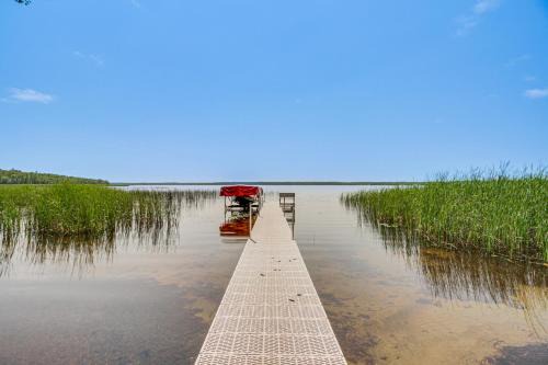 Grand Rapids House | Quiet Lakefront Grand Rapids Cabin on 5 Acres