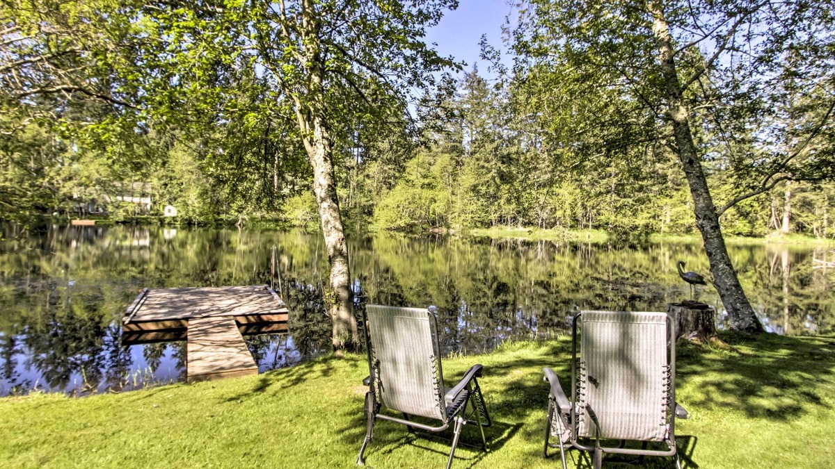 East Olympia House | Quiet Lakefront Olympia Home w/Dock on Half Acre