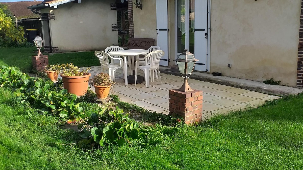 Corneville-sur-Risle House | Quiet location with 700 m garden, riverside. Pets not allowed;