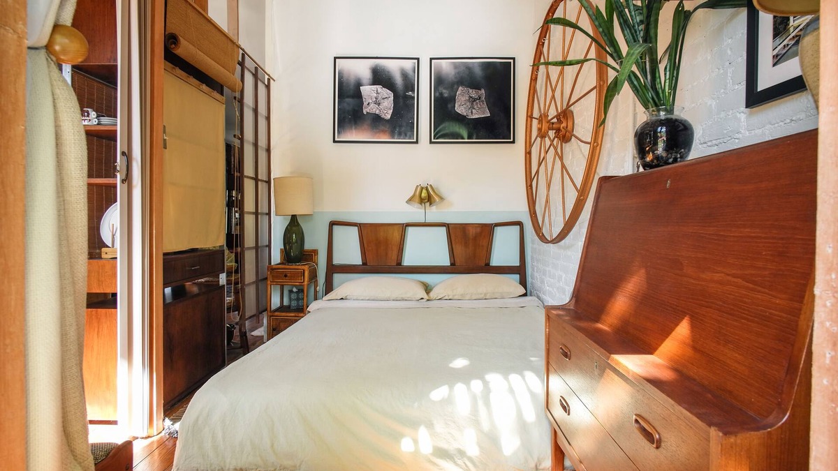 Williamsburg Apartment | Quiet Loft ~ Bedroom ~ 6 Windows ~ Home Theater ~ Williamsburg ~ Near Waterfront