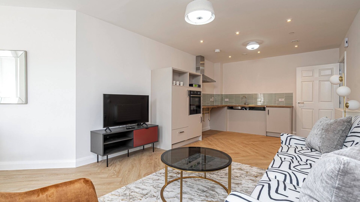 Leatherhead Apartment | Quiet Luxe Escape 65s Only