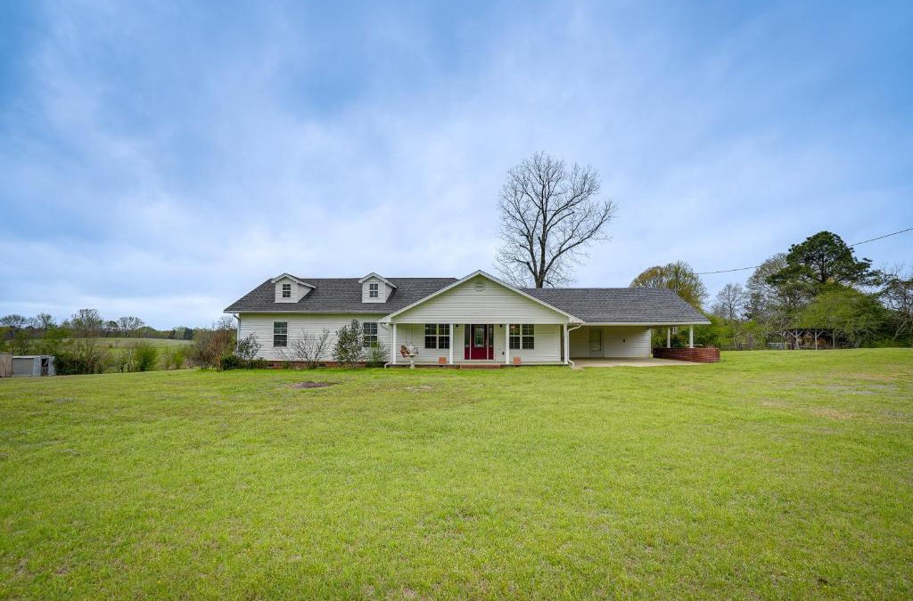 Lawson House | Quiet Marion Getaway with Fireplace!