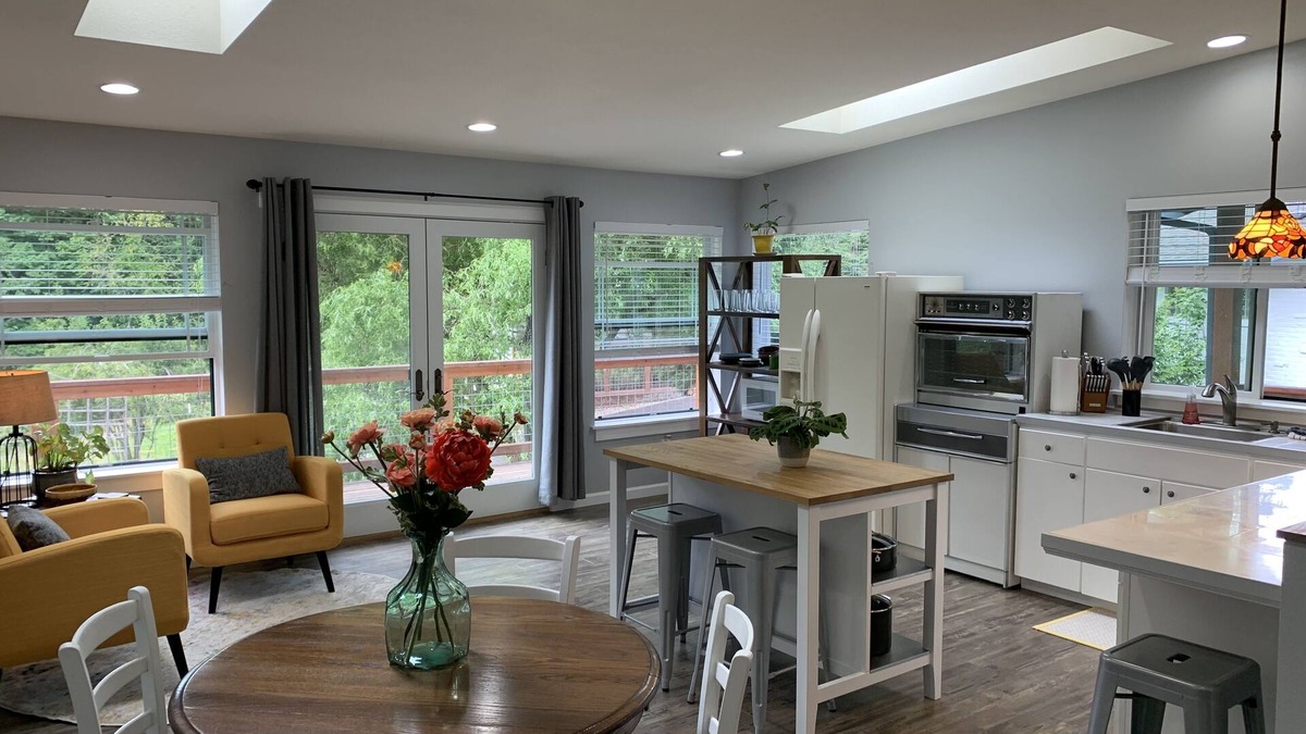 Gig Harbor Apartment | Quiet Modern Apartment on Tidal Estuary near Shops/Parks
