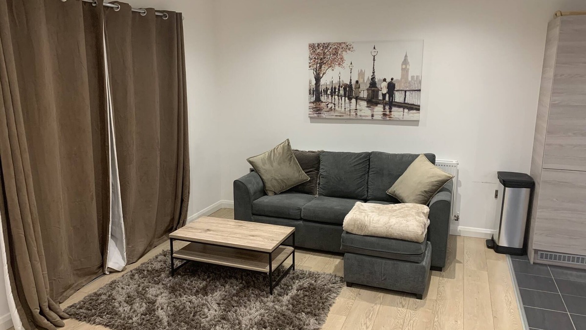 Higham Hill Apartment | Quiet Modern Apartment, Close to train station and Large Park