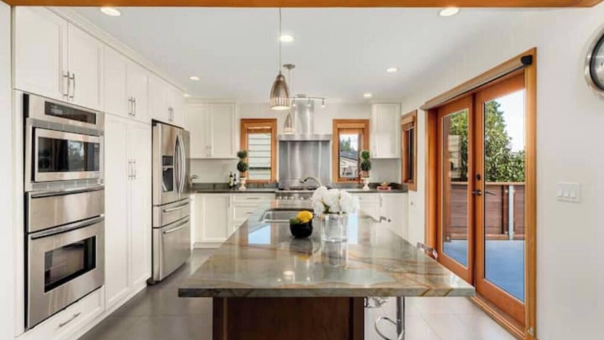 Dundarave House | Quiet Modern Dundadrave Oasis