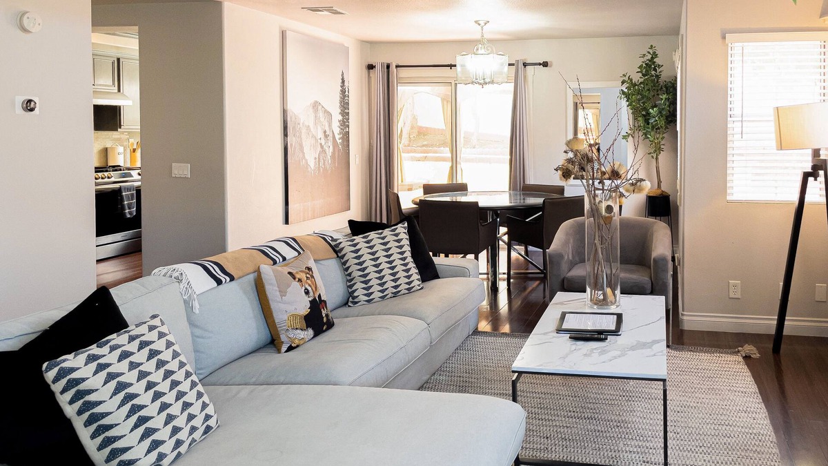 Santa Ana Heights House | Quiet Modern Home by Meadows Park