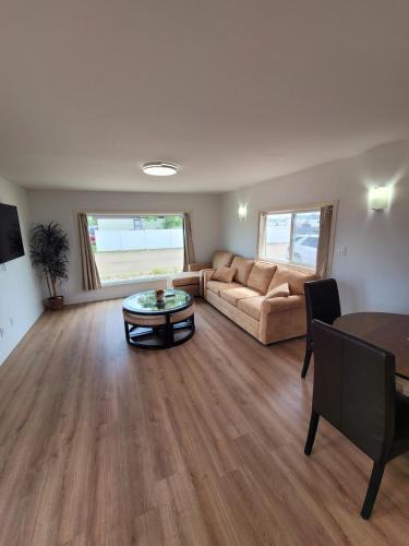 Kindersley Villa | Quiet, Modern & Spacious Home with Yard