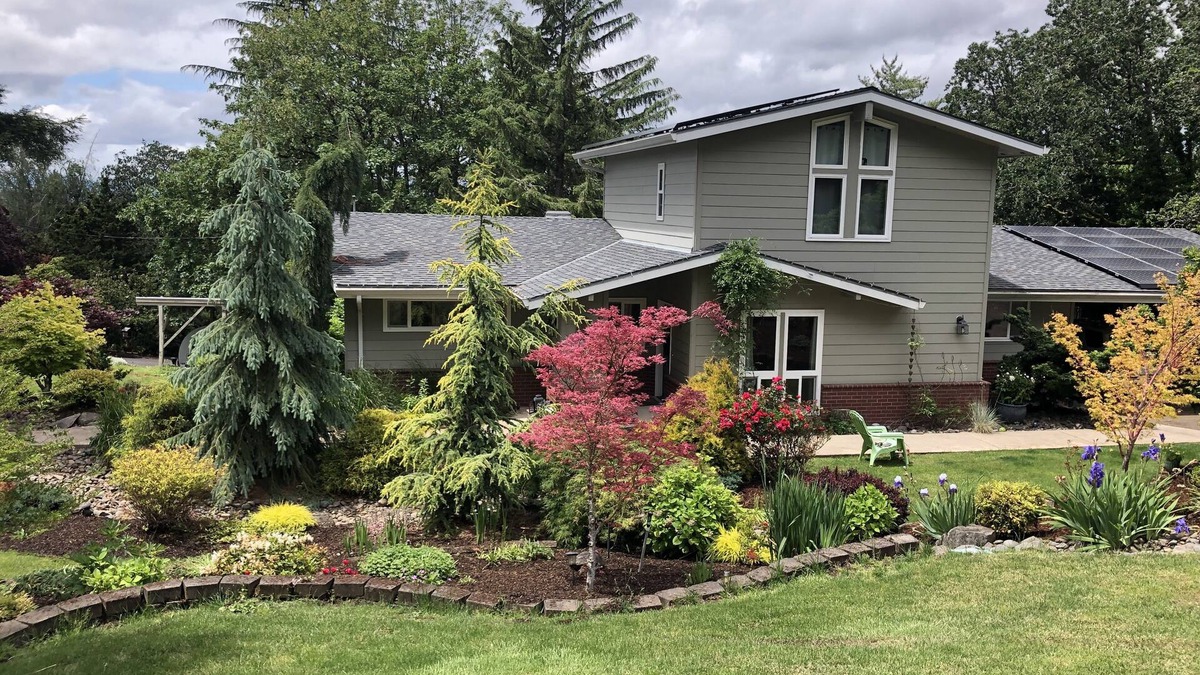 Salem House | Quiet Neighborhood 2 Miles South Of Downtown. Large house can sleep 6-8 people.