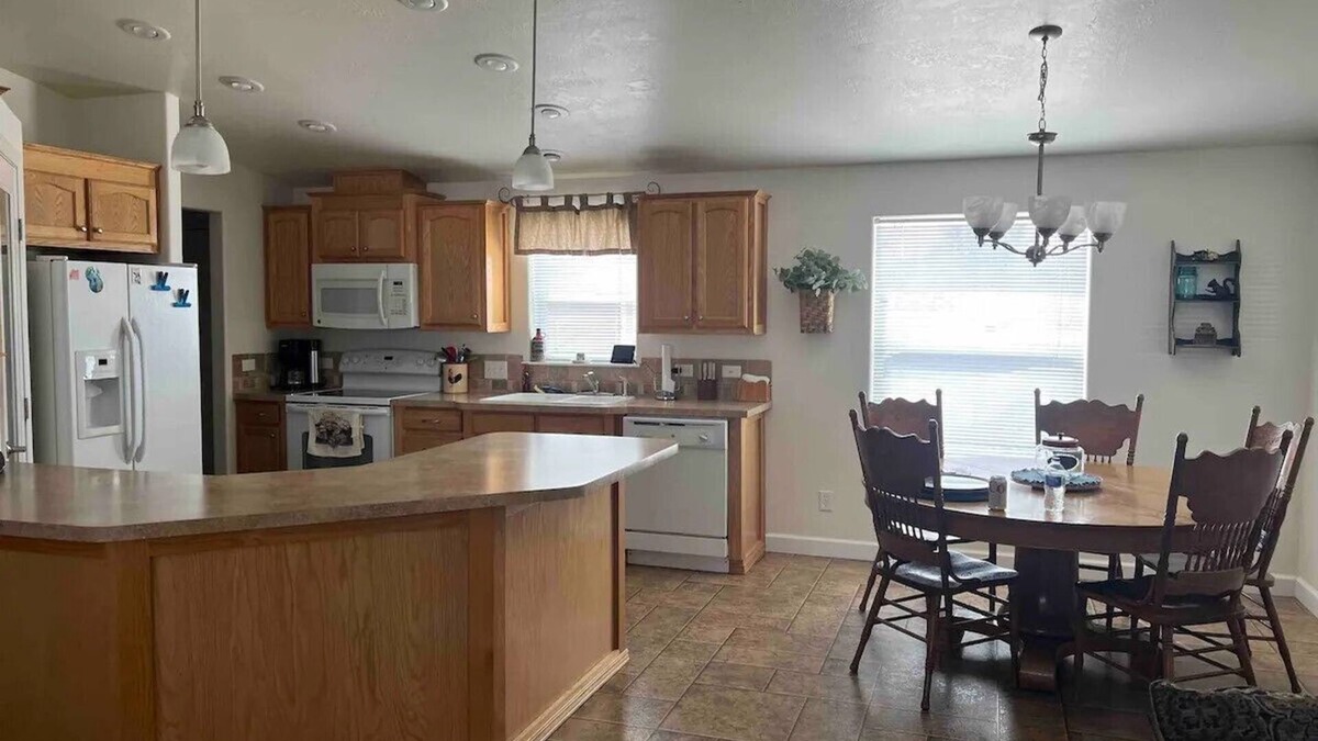 Bruneau House | Quiet neighborhood in Bruneau, 3 bedroom, handicap acessible, wifi and AC