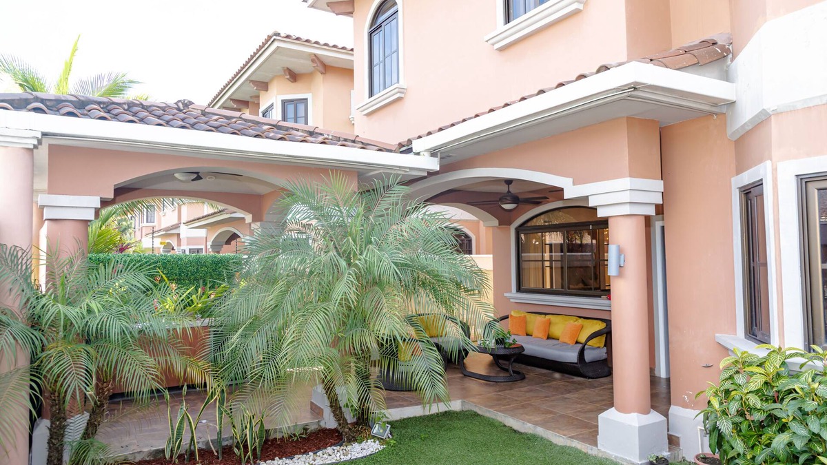 Juan Diaz House | Quiet Neighborhood - 5 Minutes from Airport/Shopping/Dining