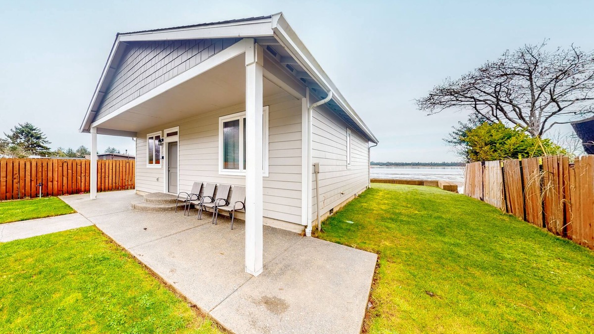Coos Bay House | Quiet, newly built, bayfront beauty with marvelous sunset views & jetted tub