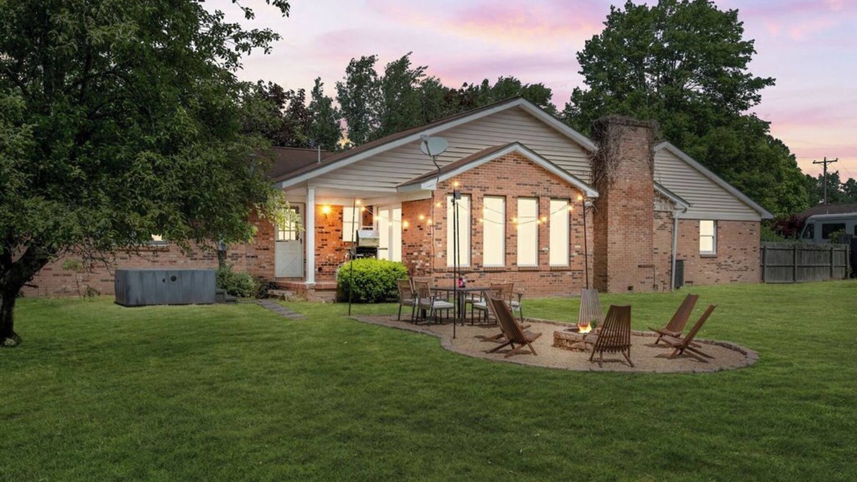 Summerlee House | Quiet NRG Retreat Hot Tub Gameroom Firepit