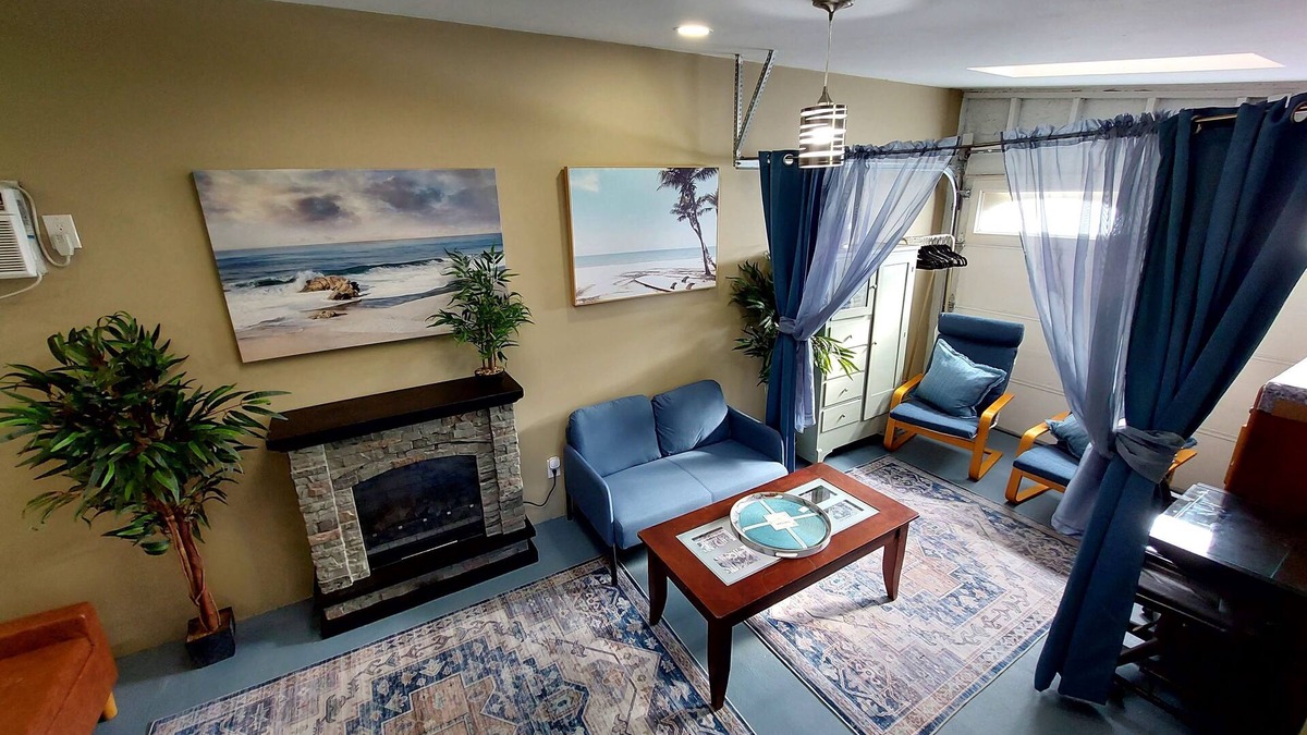 Mid City Apartment | Quiet Oasis in Los Angeles Close to All
