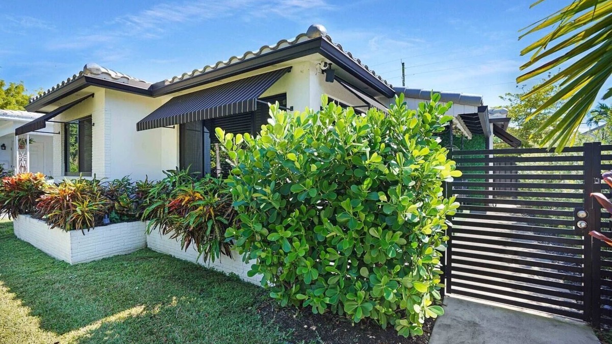 Downtown Hollywood House | Quiet Oasis Steps From Shop snear the Beach -CS61