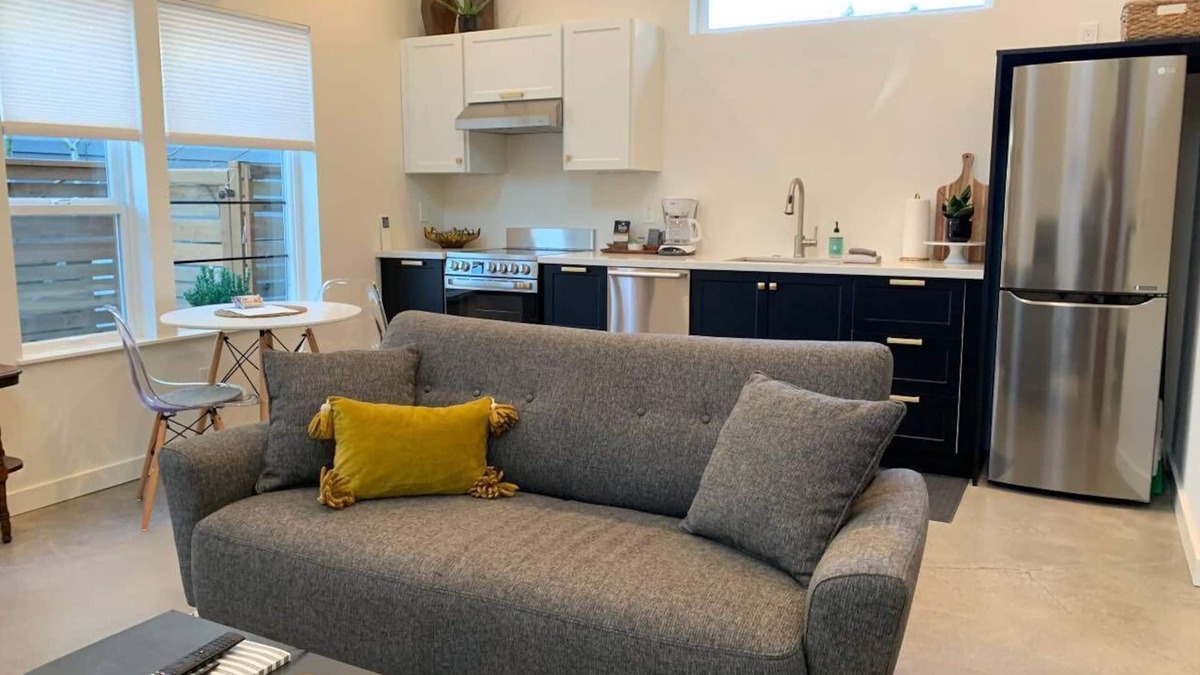 Rose City Park House | Quiet & Peaceful Backyard Bungalow. Full Kitchen, W/D, A/C.