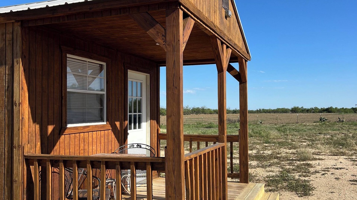Carrizo Springs Cabin | Quiet, Peaceful centrally located cabin