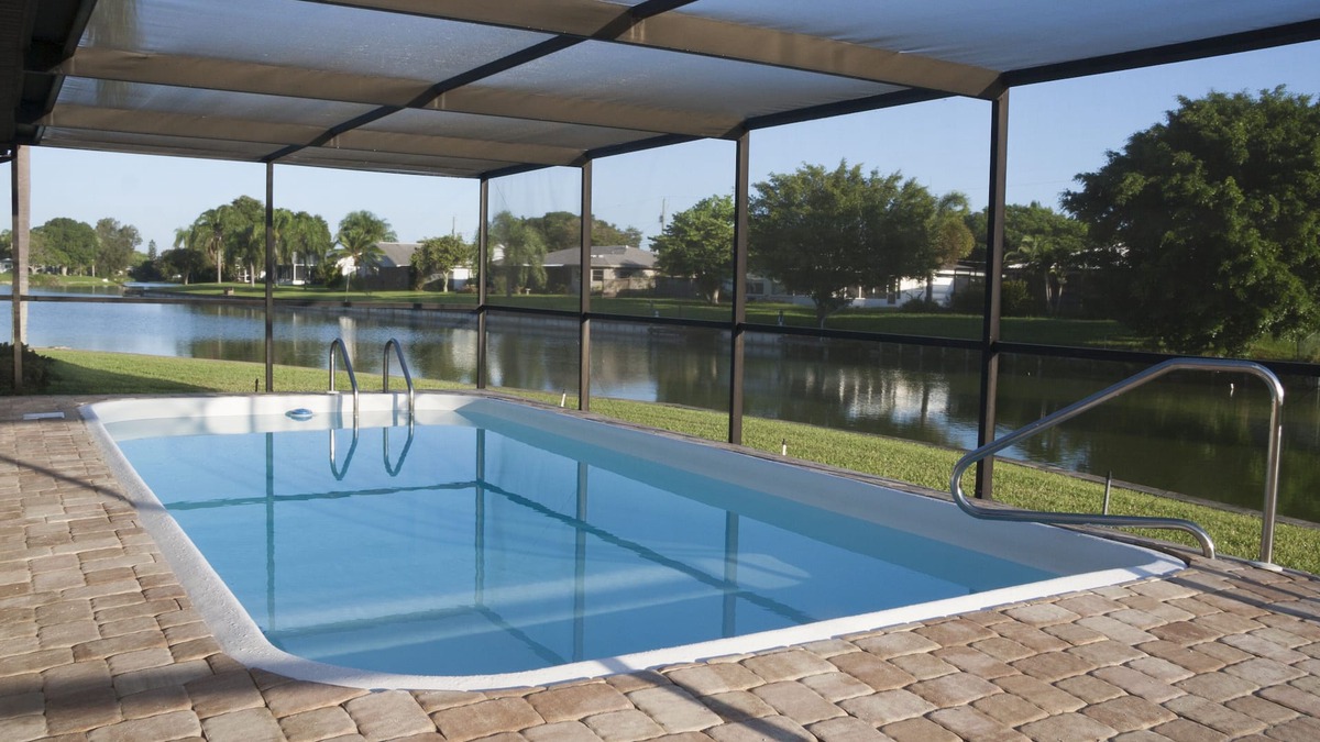 Venice Gardens House | Quiet pool house on a lake - 7 min. from beach