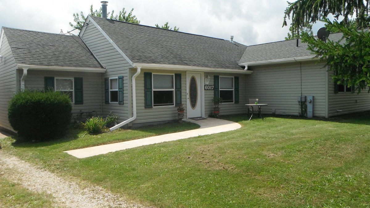 Kenosha House | Quiet Private 1 Bedroom Town Home Kenosha Hideaway TRAVELING NURSES welcome