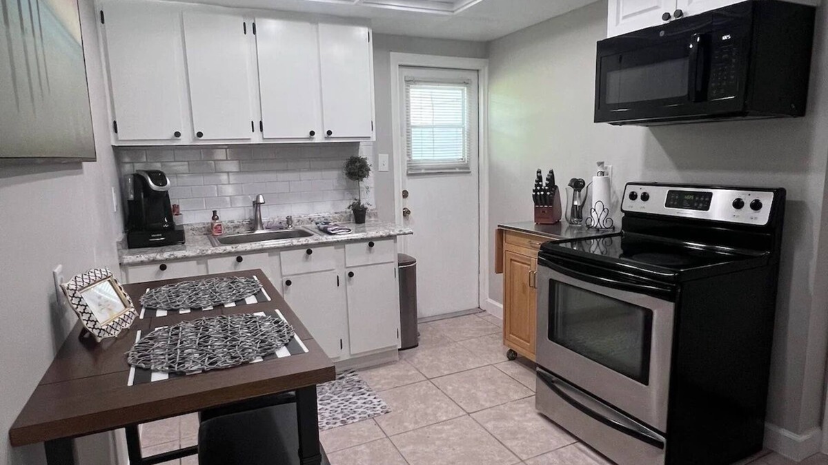 Seminole Heights Apartment | Quiet Queen Cottage in Seminole Heights