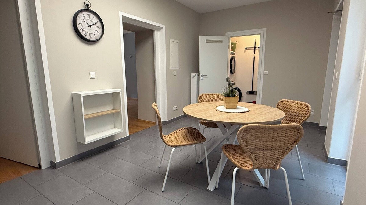 Outer Neustadt Apartment | Quiet rear building apartment with terrace in the heart of the new town