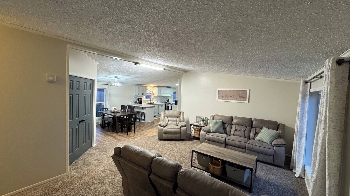 Argyle House | Quiet. Relaxing. 4-bedroom House with AC, Jetted Tub and WiFi.