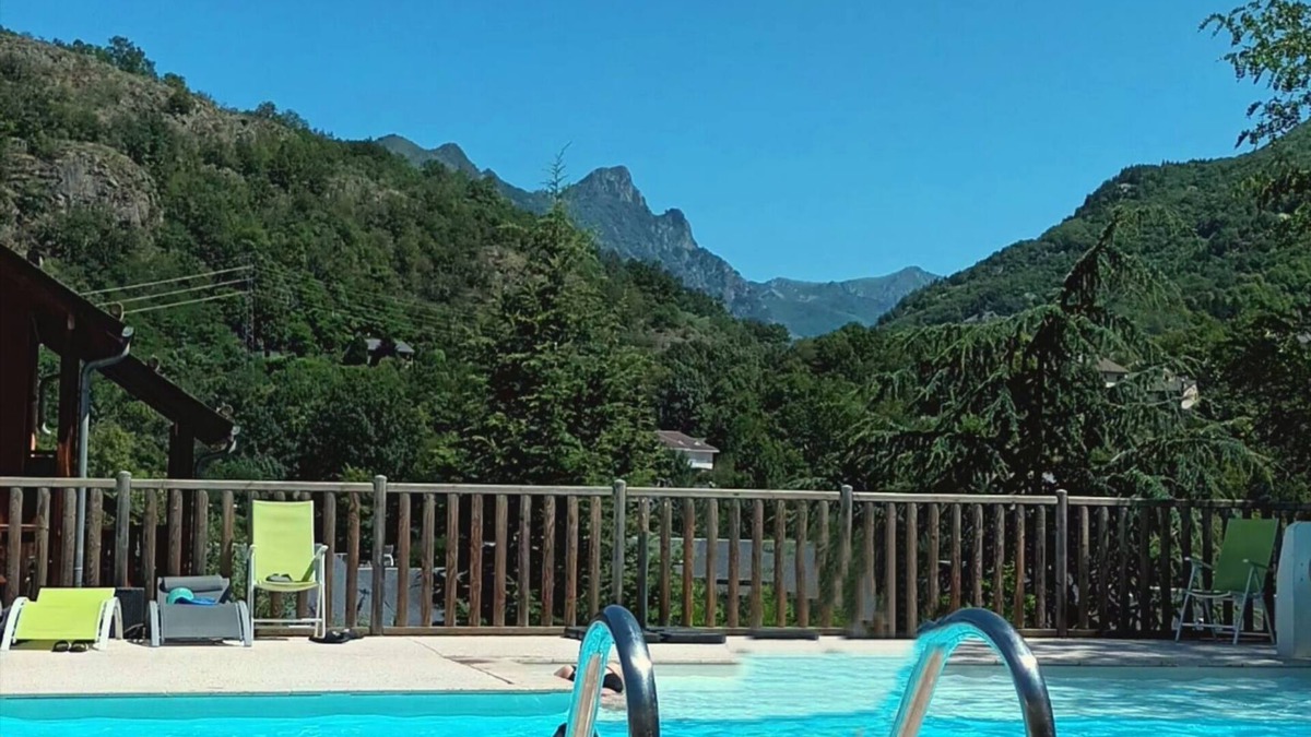 Ax-les-Thermes Apartment | Quiet residence with Ax-les-Thermes swimming pool. Pets allowed