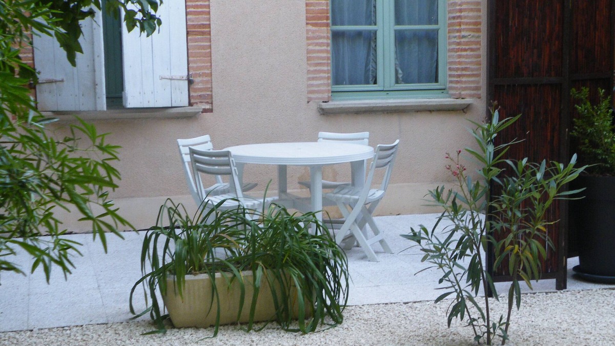 Beaumont-de-Lomagne Apartment | Quiet, restful gîte in town. Everything is less than 500m away on foot!