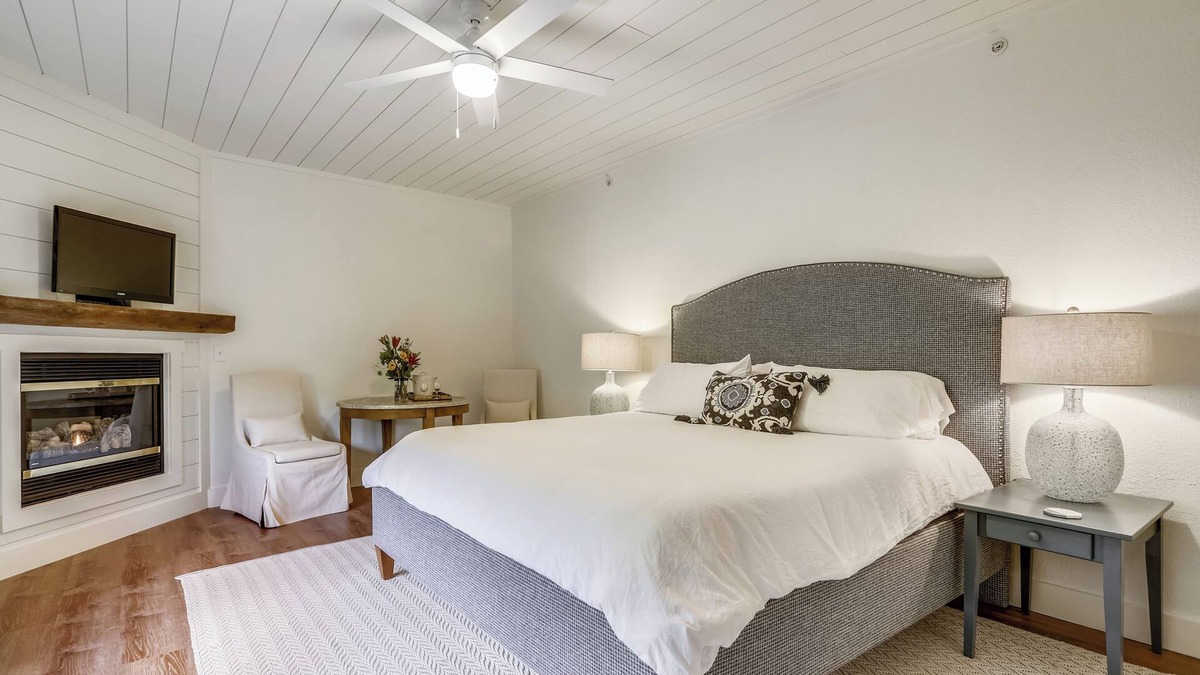 Swanton House | Quiet Room 10, Private bath, gas fireplace, Cable