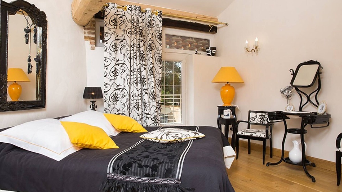 Villars-les-Dombes Bed & Breakfast | Quiet room B&b - at Domaine de La Bellière