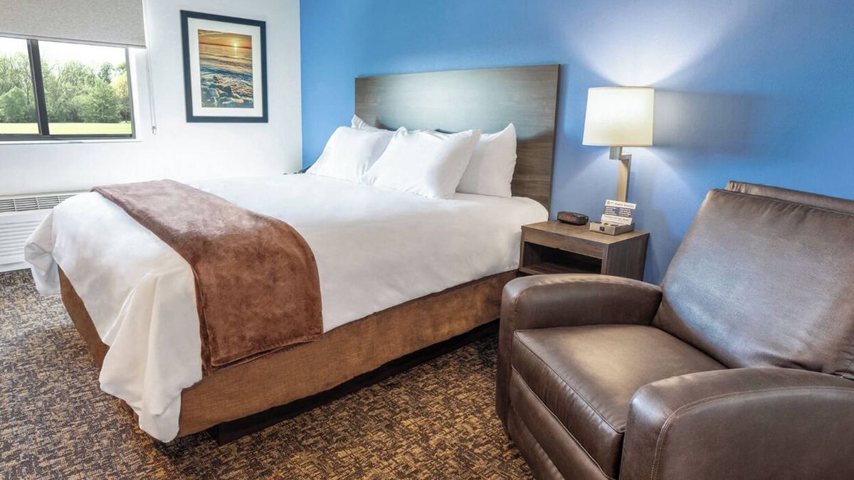 Midland Hotel | Quiet Room w/Full Kitchen – Explore Midland Easily!