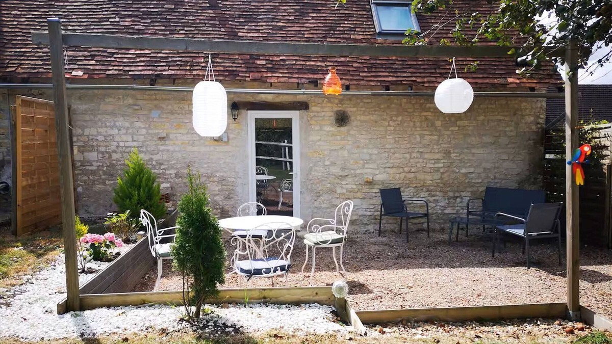Meunet-Planches Cottage | Quiet rustic house with garden and fireplace near Châteauroux