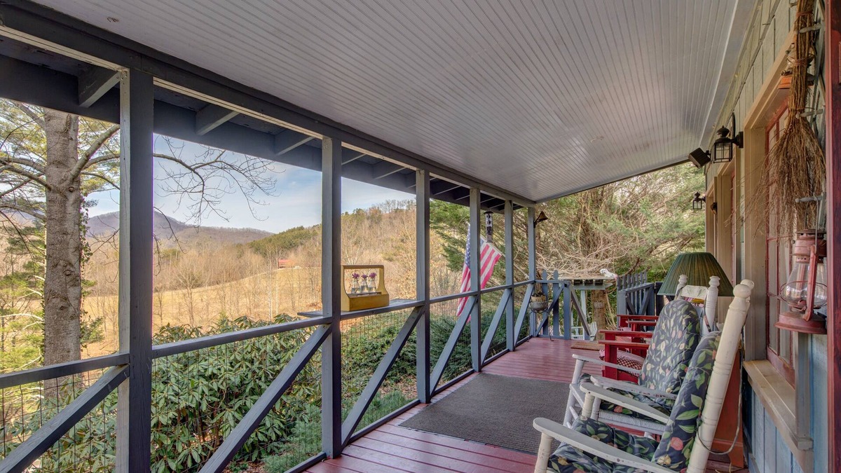 Otto Cottage | Quiet Secluded,Mountain view Cabin w/4 Private Falls & Trails!