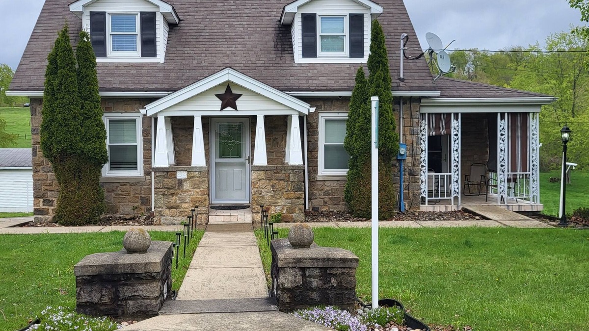 Merrittstown House | Quiet Space with Spacious Yard for Parking in Nice Community