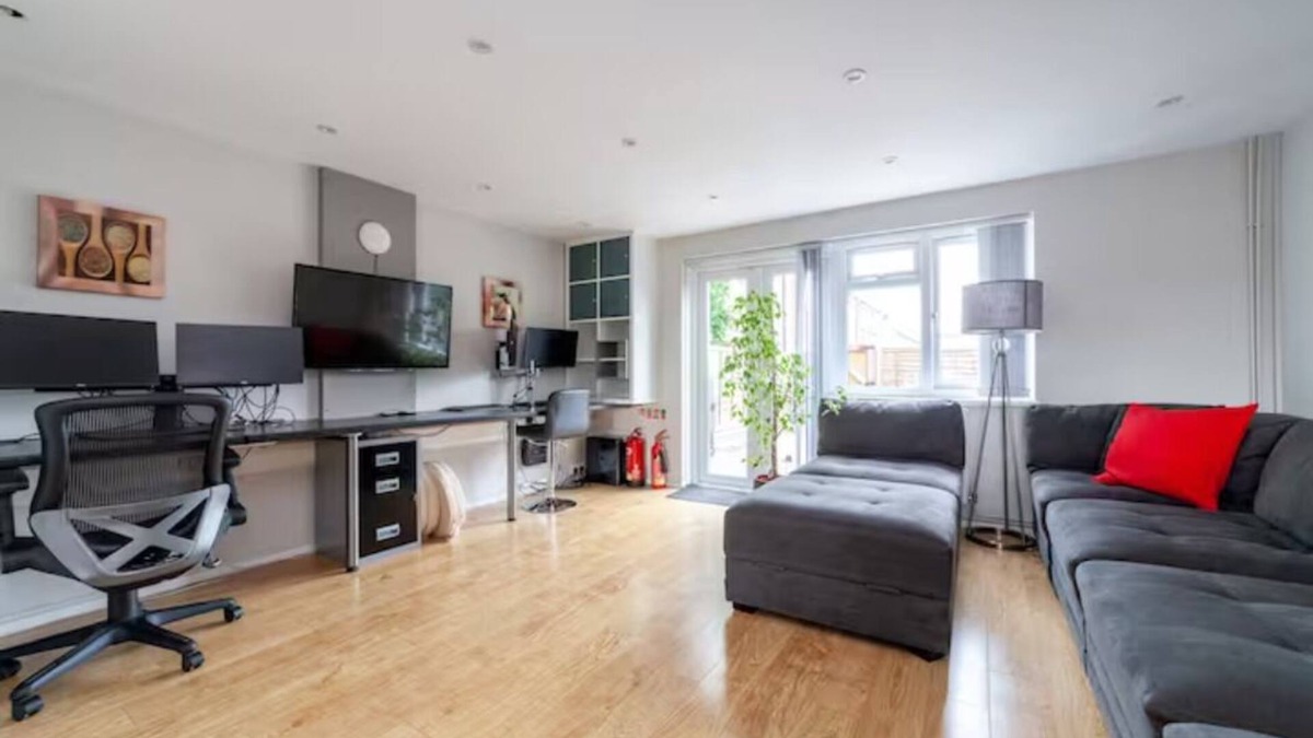 Edmonton Apartment | Quiet & Spacious 2BR Flat w/Garden near Edmonton