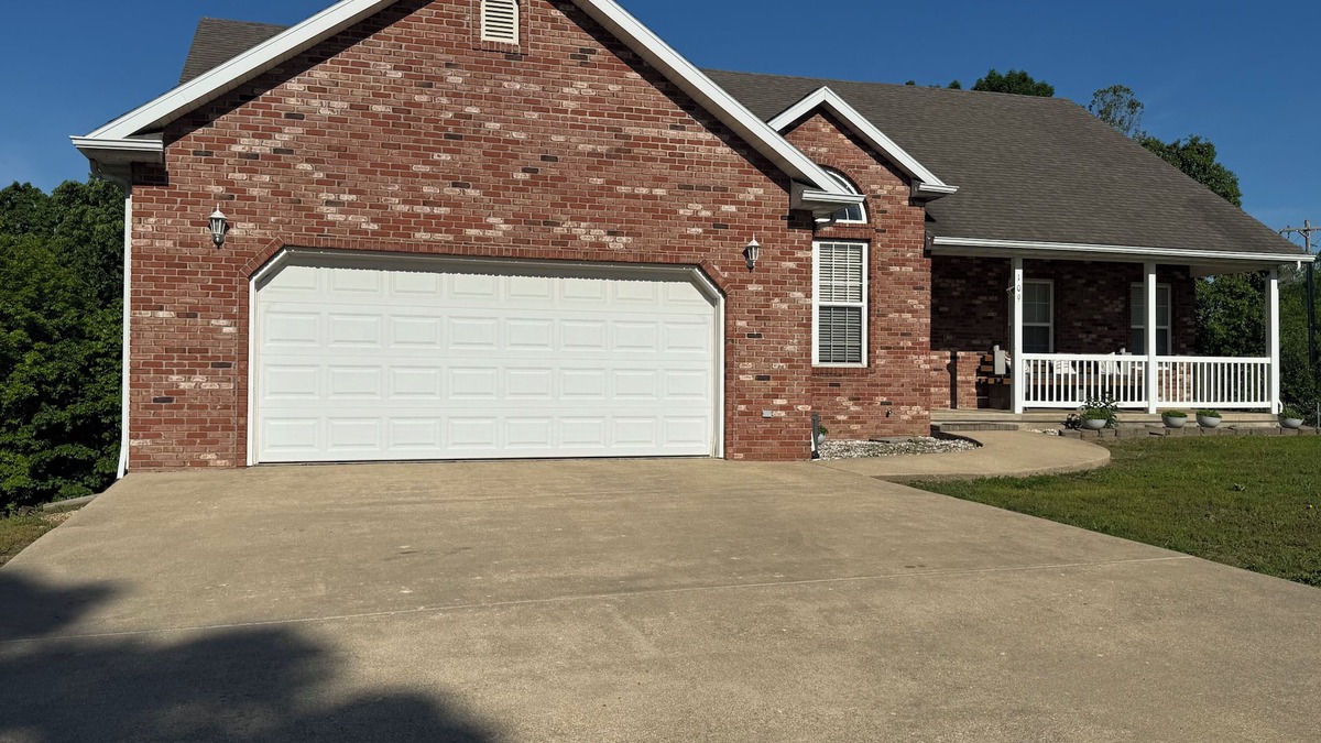St. Robert House | Quiet Spacious Home in the Woods 10 minutes from FLW visitors center.