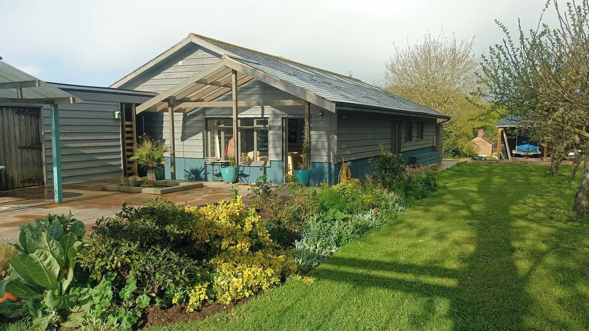 Norwich House | Quiet spacious open plan studio bungalow in the heart of Norfolk countryside.