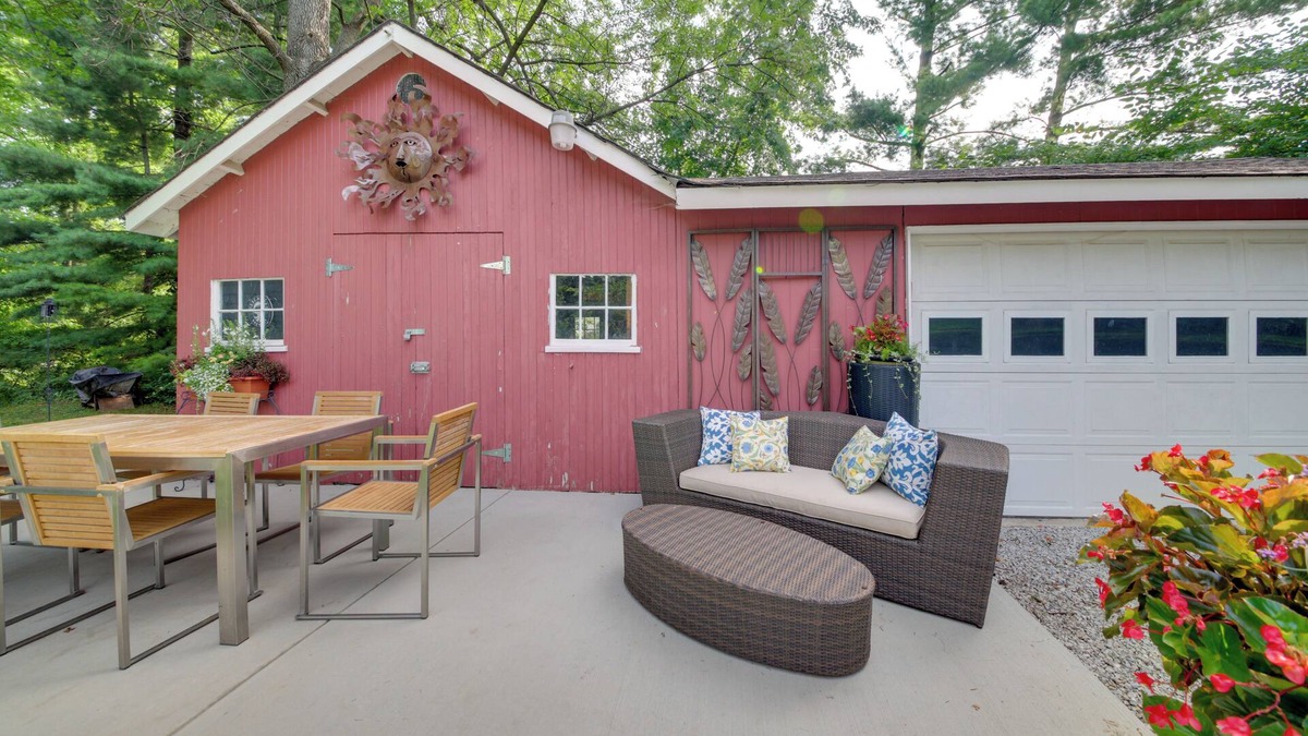 St. Charles Cottage | Quiet St Charles Cottage w/Patio & 4 Acres