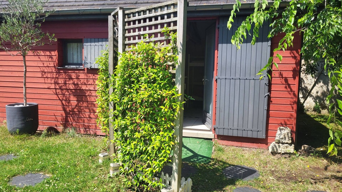 La Varenne Saint-Hilaire Apartment | Quiet studio overlooking wooded garden. Close to RER station and shops.