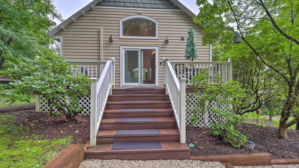 West Jefferson Apartment | Quiet Studio Escape ~ 2 Mi to Blue Ridge Parkway!